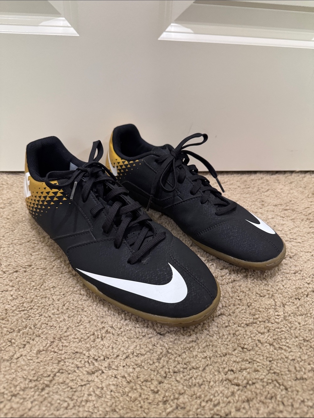 Nike Men’s BombaX IC Indoor soccer shoe